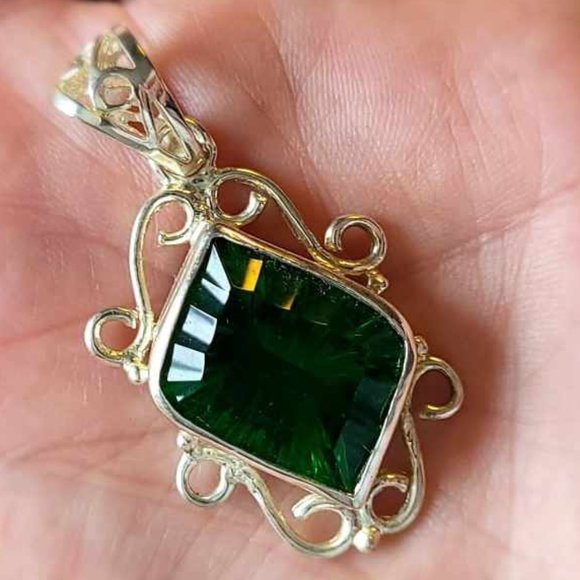 Sterling Silver Emerald Green Pendant - Picture 5 of 5